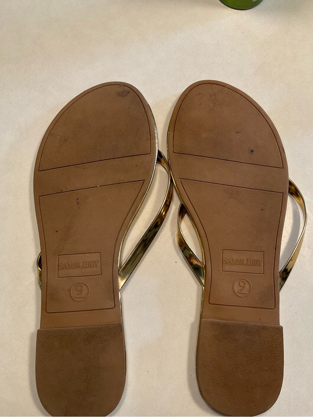 Sam & Libby metallic gold flat flip-flop sandals - Picture 3 of 7